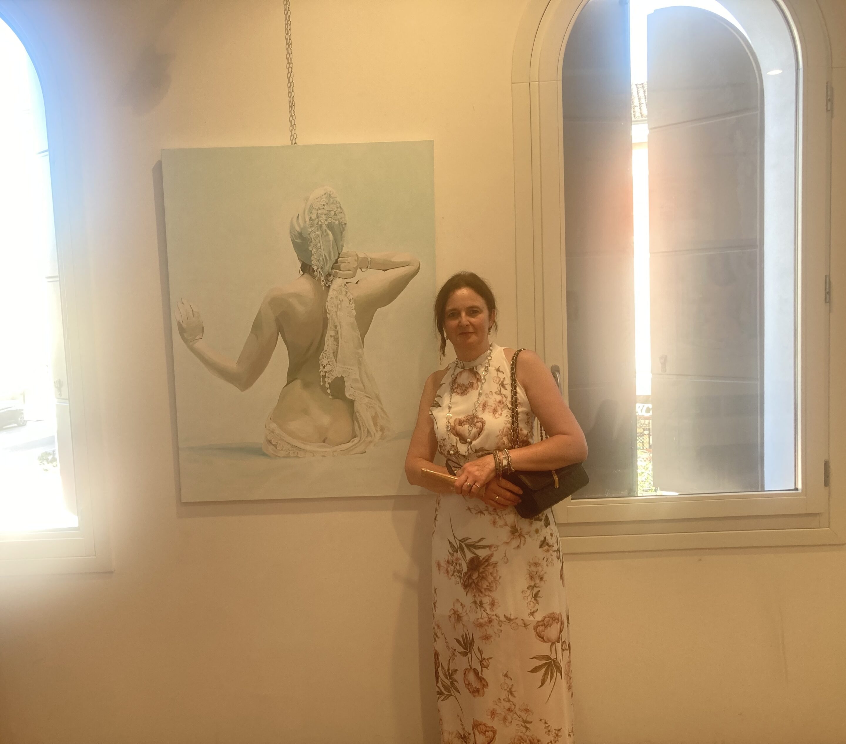 immagine simbolo della mostra "Le donne di spalle, dorsi, vite e colori"