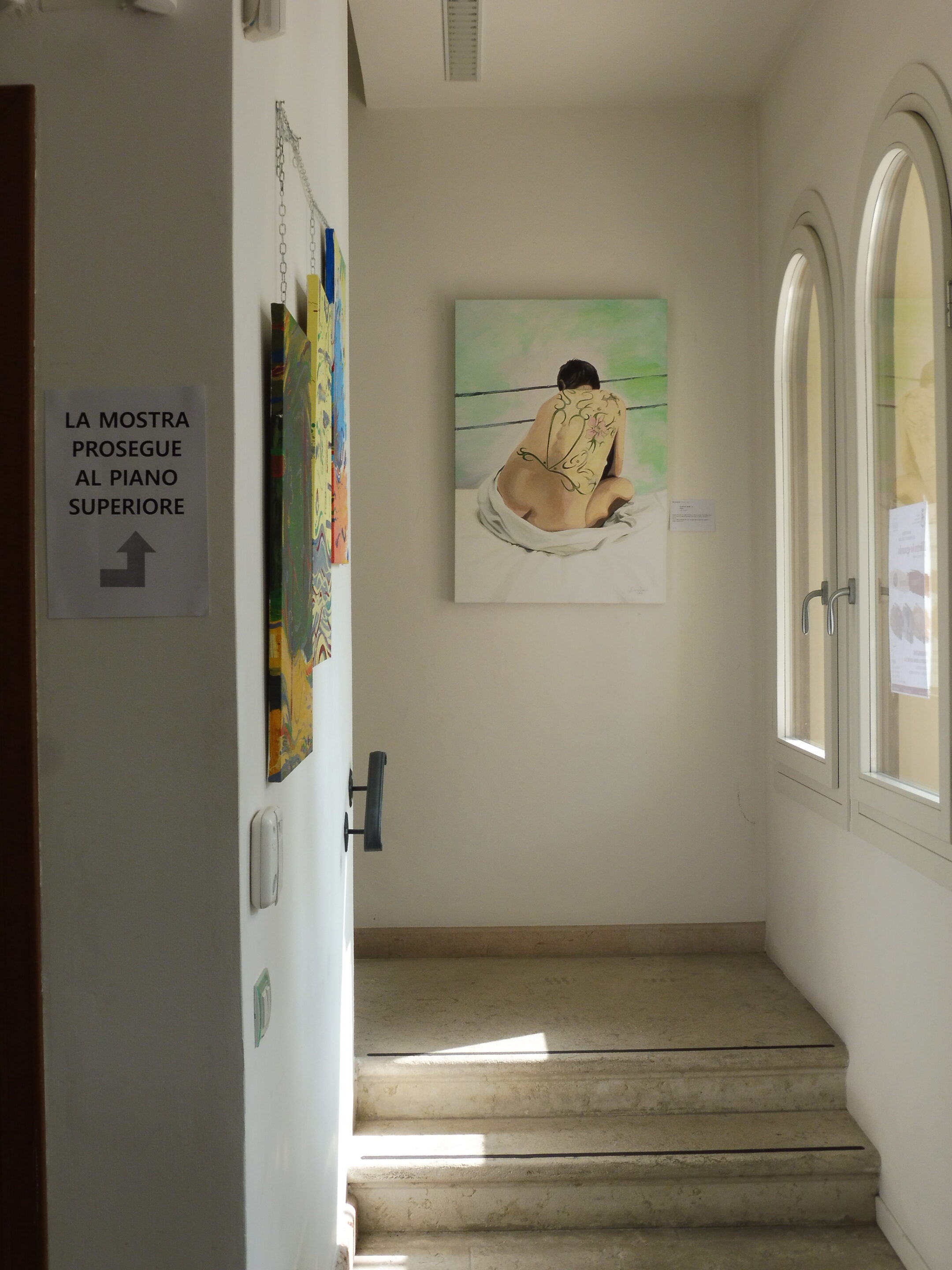 immagine simbolo della mostra "Le donne di spalle, dorsi, vite e colori"